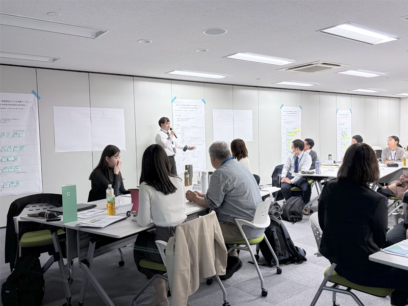 南海トラフ巨大地震を想定とした津波避難対応について、地震発生から80分のタイムラインを考える参加者ら